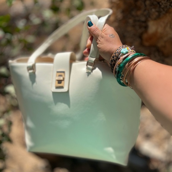 ANNE KLEIN | Large Tote with Enamel Turn Lock Large White Gold - Picture 5 of 15